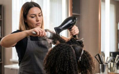 Comment faire un brushing sur des cheveux crépus ou frisés